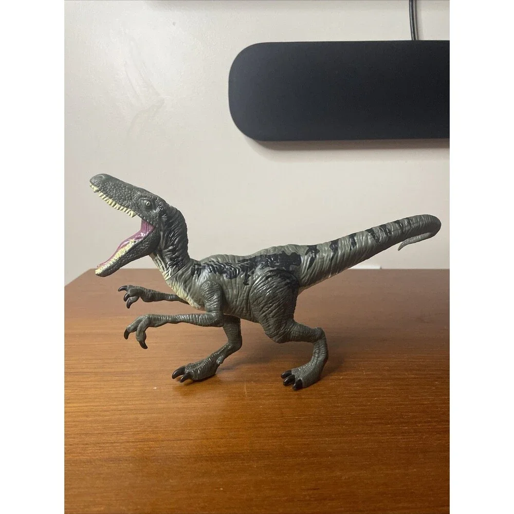 Hasbro Jurassic World 2015 JW Velociraptor Dinosaur Raptor Gray Action Figure 7”